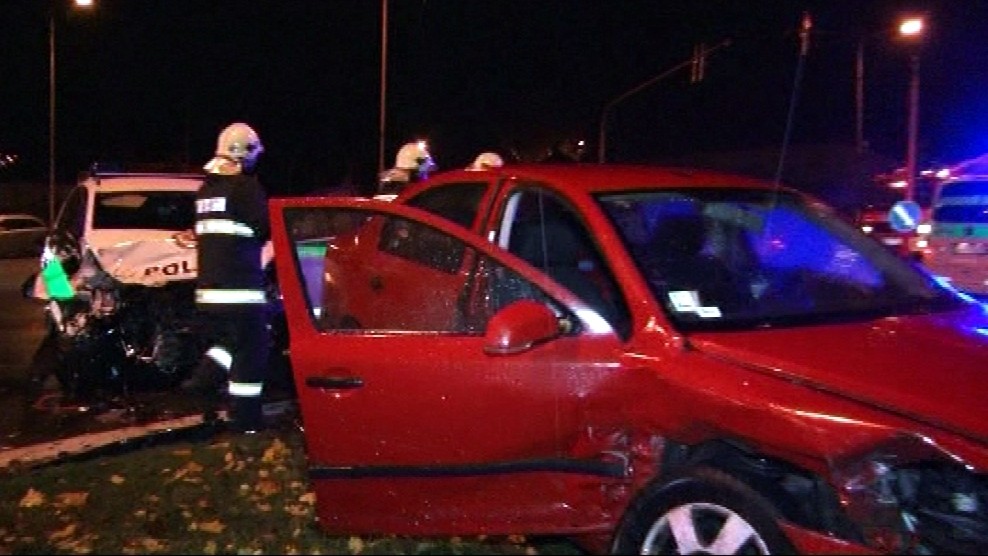 Na jednej z nitrianskych h križovatiek v sobotu večer havarovali policajti. Nepozorný 18-ročný vodič vbehol rovno do cesty hliadke, ktorá išla po hlavnej. 